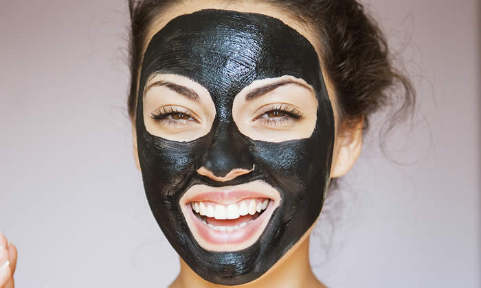 Maschera Nera Contro i Punti Neri: Funziona? Benefici, Uso Opinioni